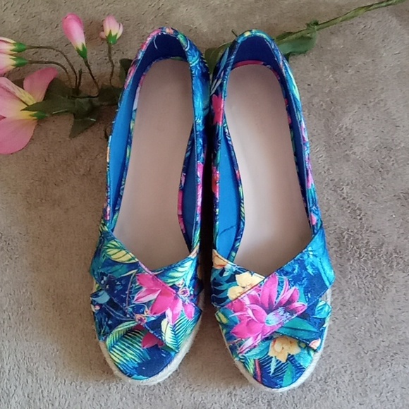 ⭐️ Host Pick ⭐️| Floral Wedge Espadrilles - Picture 2 of 8